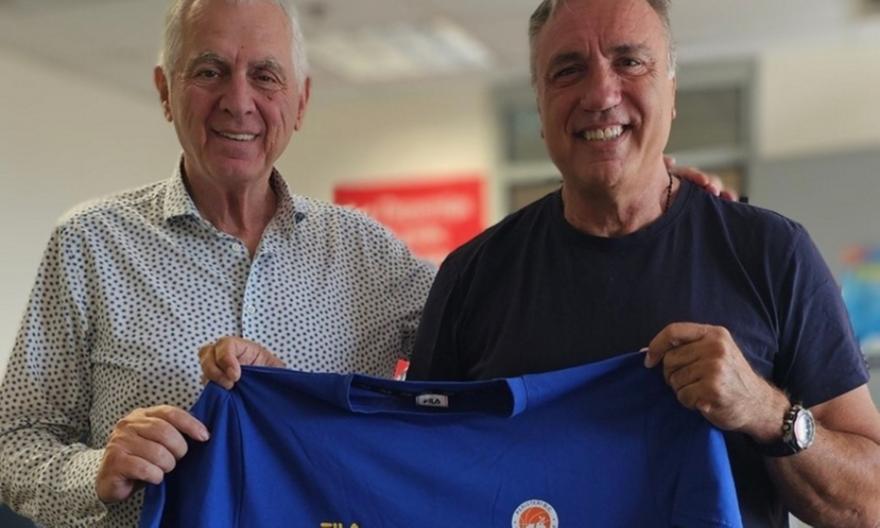 Ο ΔΗΜΑΡΧΟΣ ΠΕΡΙΣΤΕΡΙΟΥ ΣΤΟ ΠΛΕΥΡΟ ΤΗΣ ΟΜΑΔΑΣ ΜΠΑΣΚΕΤ