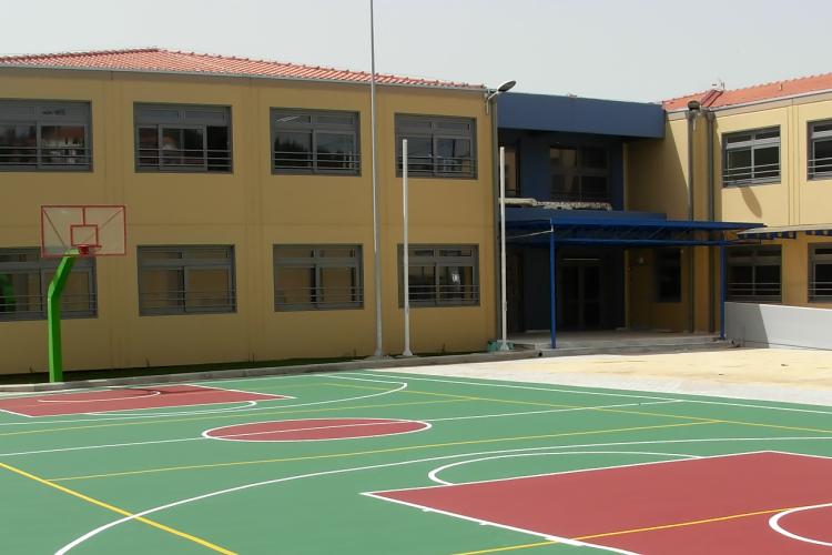 ΔΥΟ ΜΕΡΕΣ ΠΡΙΝ ΤΟ ΠΡΩΤΟ ΚΟΥΔΟΥΝΙ ΟΙ ΜΑΘΗΤΕΣ ΤΩΝ ΛΥΚΕΙΩΝ ΒΓΑΙΝΟΥΝ ΣΤΗ ΓΥΡΑ ΠΡΟΣ ΑΝΑΖΗΤΗΣΗ... ΣΧΟΛΕΙΟΥ!