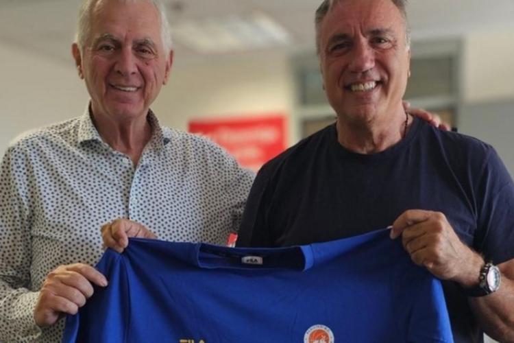 Ο ΔΗΜΑΡΧΟΣ ΠΕΡΙΣΤΕΡΙΟΥ ΣΤΟ ΠΛΕΥΡΟ ΤΗΣ ΟΜΑΔΑΣ ΜΠΑΣΚΕΤ